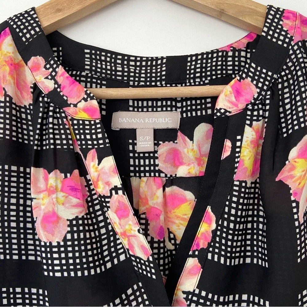 BANANA REPUBLIC BLACK/PINK FLORAL V-NECK SLEEVELESS TOP/BLOUSE, SMALL - Picture 3 of 8